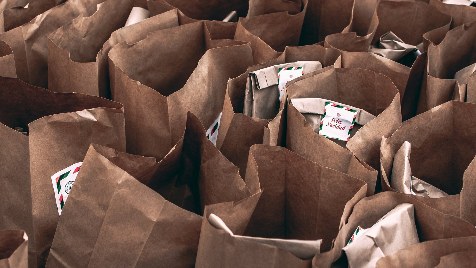 Food distribution bags, one tag reading “Feliz navidad” is visible